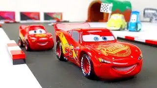 2 Lightning McQueen's Race!  Tomica VS Mini Racers Stop Motion Animation - Ladybird TV