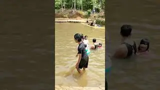 berenang di kolam berenang alami