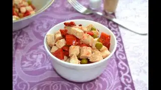 Салат с курицей перцем и зеленым горошком