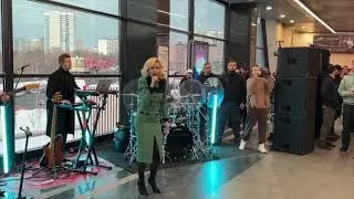 🎶 На станции метро «Мичуринский проспект» выступает Полина Гагарина