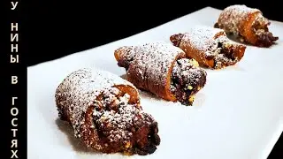 Шоколадные рогалики с шоколадным соусом и маковым штройзелем.