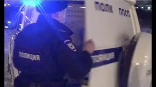 Парни искали закладку на пустыре