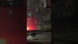 Пьяный мужик пытается незаметно пописать. Прям джентельмен удачи. 