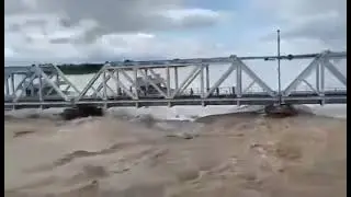 बा के बीच से रेल पार करते हुए || भारतीय रेल