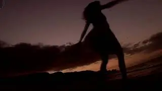 Девушка танцует на закате Кадр вырезан
