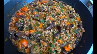 Грибы с фаршем овощами очень вкусно .