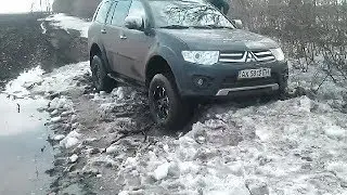 МТЗ-80 тянет из снега MITSUBISHI pajero / ДЖИП В СНЕЖНОМ ПЛЕНУ