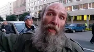 Задержание активиста облившего краской доску Маннергейму