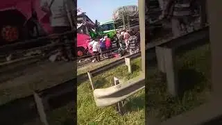 tabrakan beruntun bus KOMARA - kecelakaan beruntun