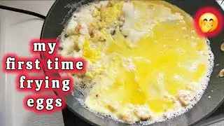 how to fry eggs 🍳😜 don't do what I did 😆