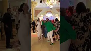 Миллионы просмотров в соц сетях, парень танцует под трек Дикая Тигрица. #бахтавар