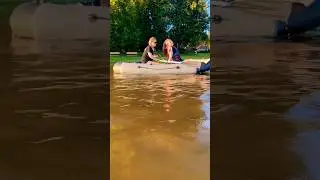 Красотки приплыли на другой берег Озера.   