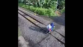 Ibu & Anak Nyaris Di Tabrak Kereta!!!  (Simpang Rel Kaliboto Kidul/Jatiroto Lumajang) 9-12-2021