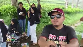 kejebak hujan..kebun teh pagilaran..bareng cewe2 .kedinginan