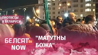 Люди поют на пл. Перемен после новости о смерти Романа Бондаренко