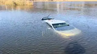 Автомобиль утопленник в реке Эльба в пригороде Дрездена. Германия.