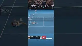 Dominic Thiem hits DIVING volley 😮