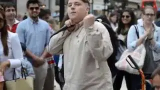 London. Уличный битбоксер против прохожего.