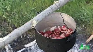 Тушеный картофель на костре в байдарочном походе.