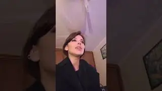 Алиса разговаривает с Алисой