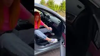 парень толкает девушку в машину 