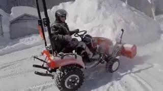 Минитрактор Kioti CS2610 убирает тяжелый снег