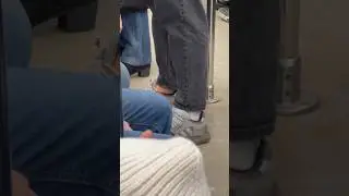 Что еще делать в метро, кроме как разглядывать людей. Вон у чувака разные носки..🧦