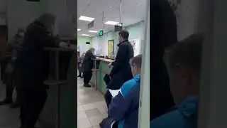 Обнинцы стоят в очередь ,чтобы положить деньги в банк
