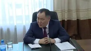 Глава Тувы Шолбан Кара-оол общается с командой перед уходом