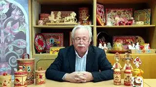 Главный художник Жостовской фабрики декоративной росписи  Михаил Лебедев