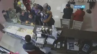 Якутск.ru публикует полное видео конфликта между мужчиной и женщиной с ребенком в ТЦ «Пирамида»