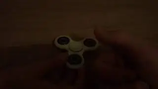 Fidget spinner full length spin glowing in the dark kompletter Spin eines Fidget Spinners im dunkeln