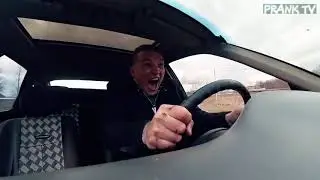 Edward Bil врезается на машине в дерево.