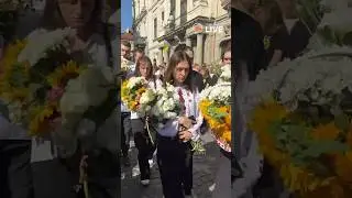 😭Львів об'єднався. Несуть квіти загиблій родині