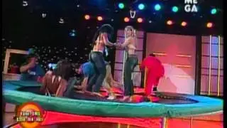 Mariana Marino saca sus zapatos y salta en cama elástica con amigas.mpg