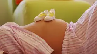 Почему ребенок часто шевелится в животе, в утробе матери?