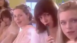 Супер прикол в парикмахерской, мужик моет окно!!!