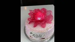 Торт для мамы со светящимся карамельным цветком