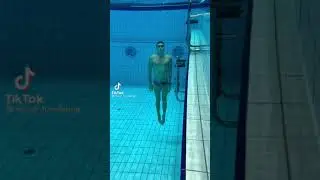 как правильно спуститься на дно бассейна 