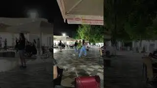 Молодые девчонки танцуют на улице в Витязево