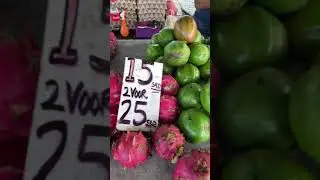 Ананасы и другие фрукты на прилавке в Суринаме. 