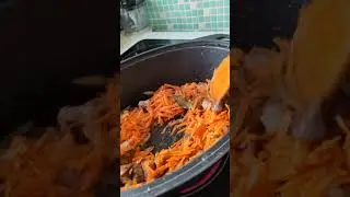 Жарю мясо с луком  и морковью на бигус