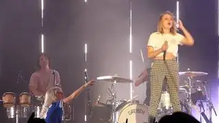 Paramore - Misery Business (Fan on stage) | 013, Tilburg