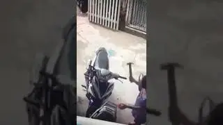 Terekam cctv.!! Entah setan apa yang merasuki wanita ini,sampai ngeri liat nya.