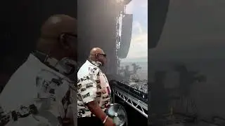 King Carl Cox dropping a classic at Brighton Beach! 😍