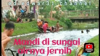 Mandi di sungai airnya jernih