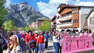 BANFF Canada 🇨🇦 Summer 🌞❤️Tourists Enjoying Last Days of Summer Weather and Pedestrian Zone