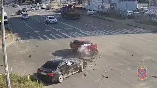 В Волгограде молодой водитель рванул на красный и впечатался в BMW