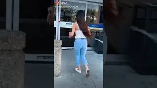 Девушка на столе в офисе