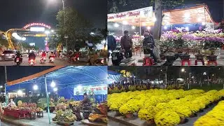 Displaying many beautiful flowers on the flower street